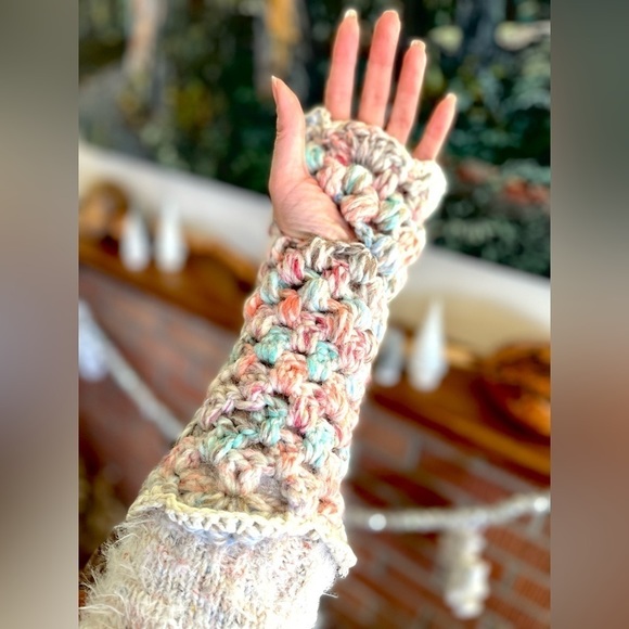 𝅺CROCHETED EAR WARMER AND FINGERLESS GLOVES SET IN PASTEL PUFF STITCH - Picture 7 of 10